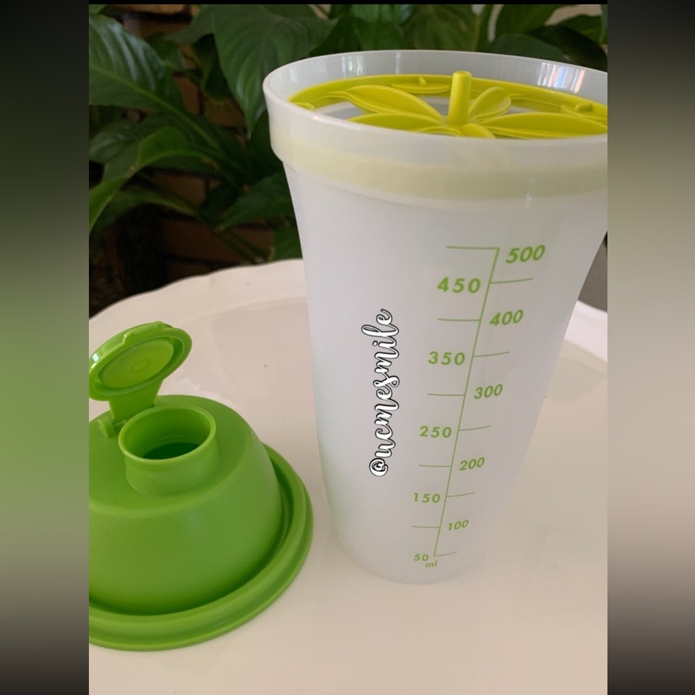 Tupperware Quick Shake - Blender / Mixer / Shaker - Picture 2 of 4